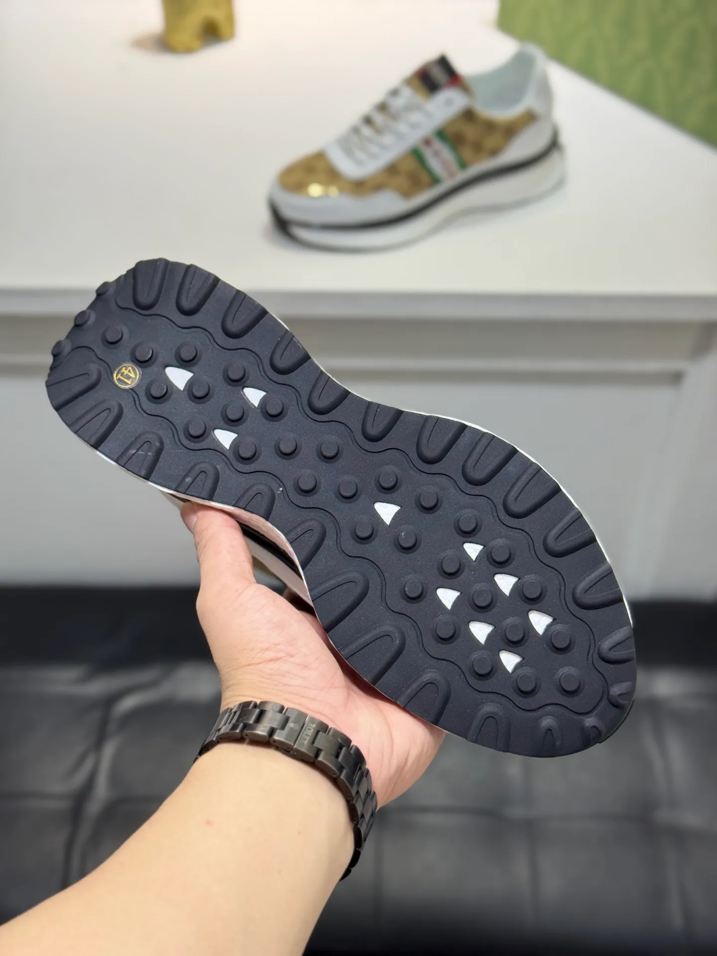 Men's shoes 💰440 [New style] 🐬🐬Original quality (Dior) latest style 🎁casual and fashionable men's shoes👟hot style💥simple and elegant style, exclusive for trendy men. Unique official website new and most brand elements👑original decoration, imported cowhide stitching with classic fabrics, fashionable and generous accessories, ✅foamed TPU wear-resistant** outsole, light and comfortable. Size: 38-44 (45 customized bye bye